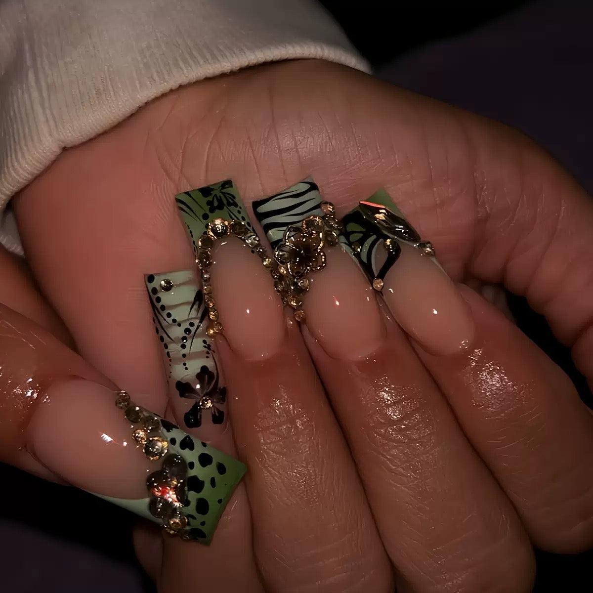 Elegant Minimal Butterfly High-End Fashion Striped Accent Press-On Nail Tips